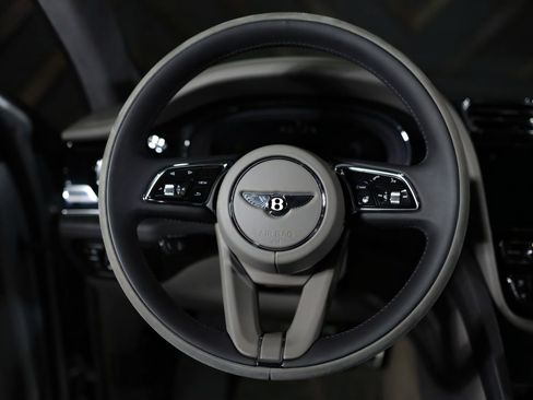Used 2022 Bentley Bentayga image 31