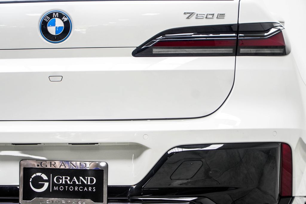 Used 2025 BMW 750e xDrive w/ Executive Package AWD/4WD image 22