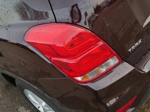 Used 2020 Chevrolet Trax LT w/ LT Convenience Package image 17