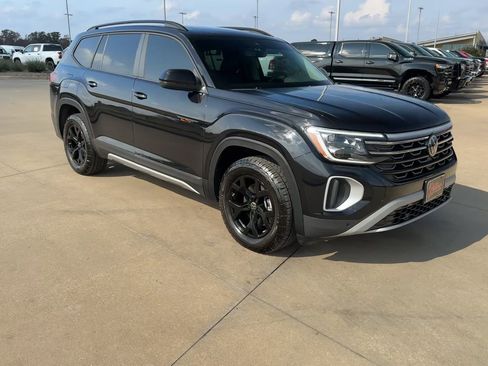 Used 2024 Volkswagen Atlas Peak Edition SE image 9