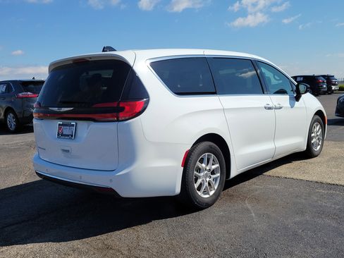 Used 2024 Chrysler Pacifica Touring-L image 4