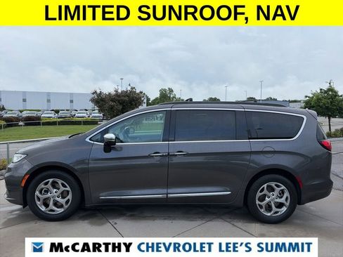 Used 2023 Chrysler Pacifica Limited FWD image 4