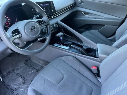 Used 2021 Hyundai Elantra SE image 12