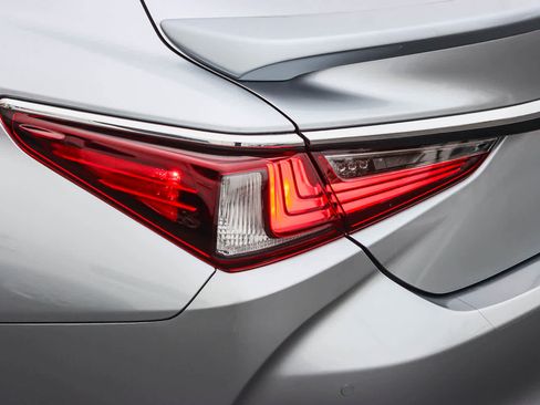 Certified 2025 Lexus ES 300h w/ Premium Package image 8