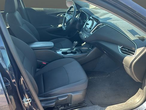 Used 2017 Chevrolet Malibu LT FWD image 16