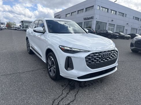 Used 2025 Audi Q5 Premium w/ Convenience Package image 1