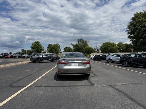Used 2017 Lexus ES 300h FWD image 5