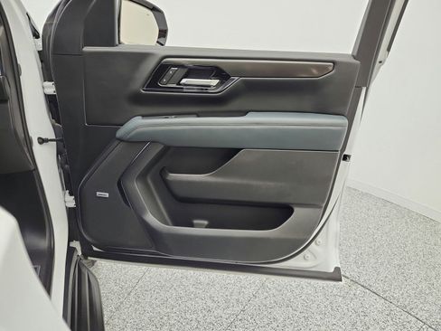 Used 2025 GMC Yukon XL AT4 image 20