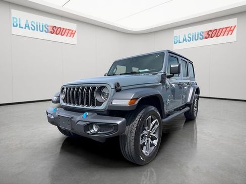 Used 2024 Jeep Wrangler Unlimited w/ Convenience Group AWD/4WD image 7