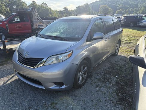 Used 2013 Toyota Sienna LE image 1