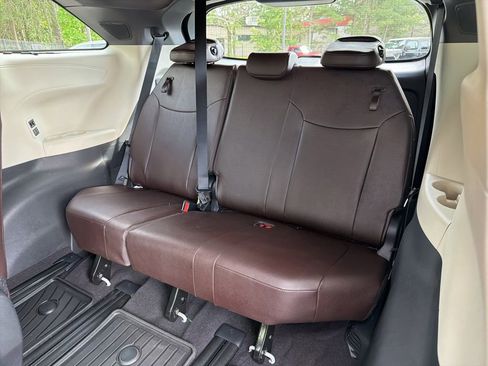 Used 2023 Toyota Sienna Platinum AWD/4WD image 25