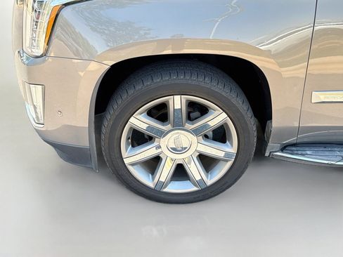 Used 2017 Cadillac Escalade Luxury AWD/4WD image 31