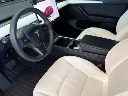 Used 2024 Tesla Model Y Long Range AWD/4WD image 11