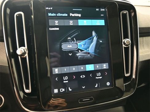 Used 2024 Volvo XC40 B5 Plus image 29