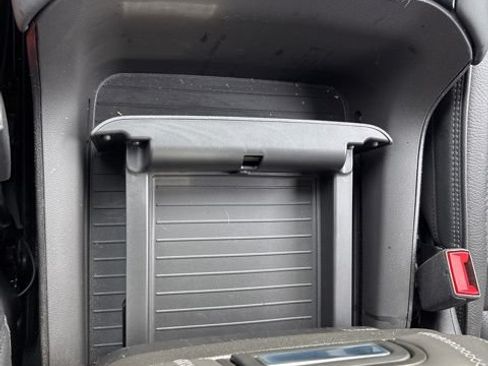 Used 2025 GMC Yukon XL Denali AWD/4WD image 32