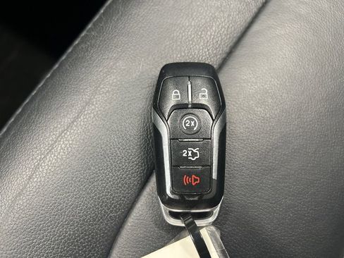 Used 2017 Ford Explorer XLT w/ Equipment Group 202A AWD/4WD image 31