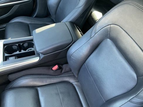 Used 2022 Jaguar XF SE image 4