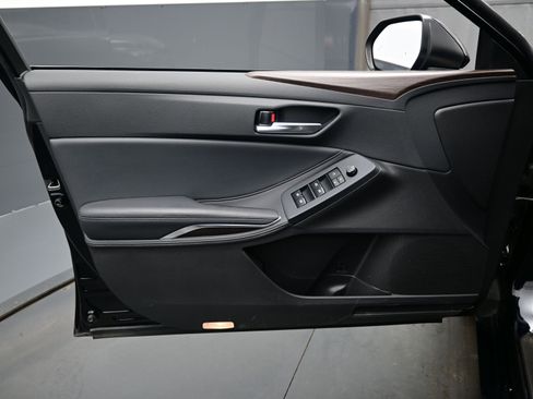 Used 2019 Toyota Avalon XLE image 9