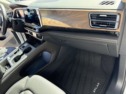 Used 2024 Volkswagen Atlas SE image 16