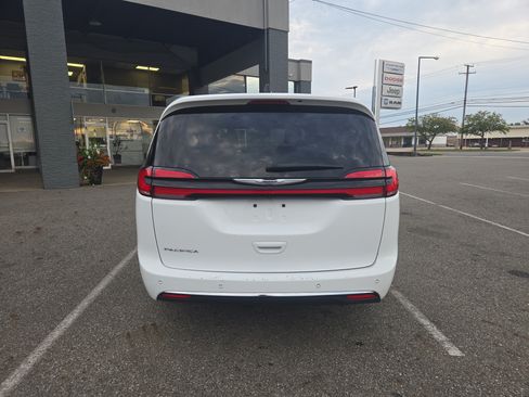 Used 2025 Chrysler Pacifica Select FWD image 7