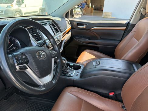 Used 2017 Toyota Highlander Limited Platinum AWD/4WD image 7