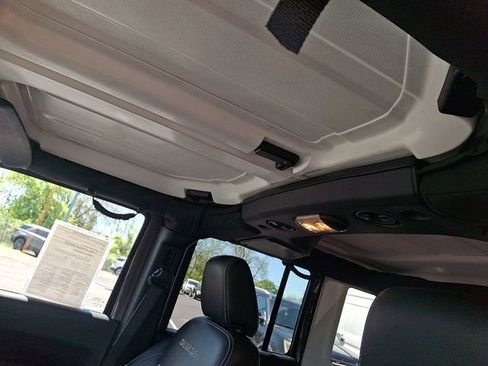 Used 2017 Jeep Wrangler Unlimited Sahara w/ Connectivity Group AWD/4WD image 25