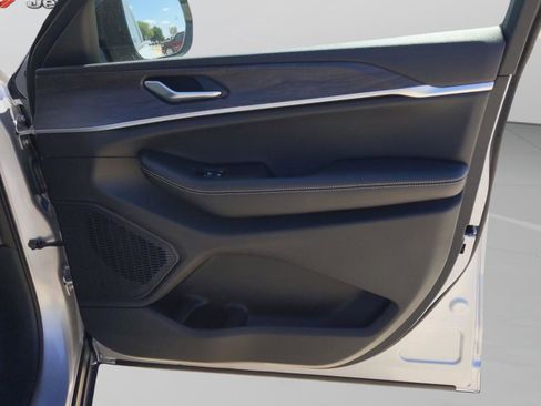 New 2025 Jeep Grand Cherokee Limited RWD image 31