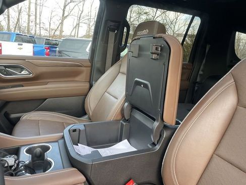 Used 2023 Chevrolet Suburban High Country image 21