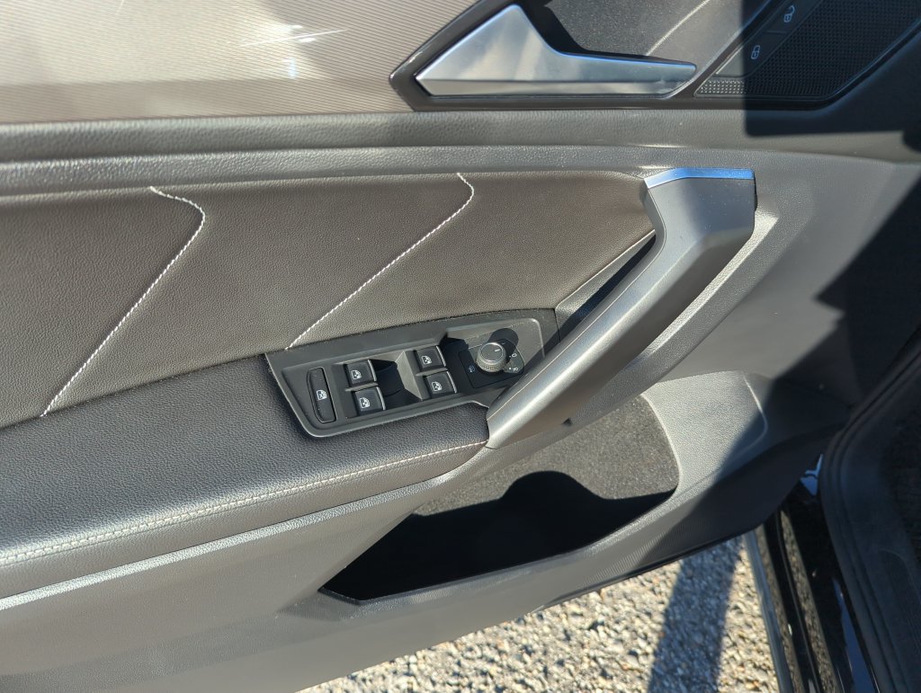 Used 2023 Volkswagen Tiguan SE w/ Panoramic Sunroof Package FWD image 17