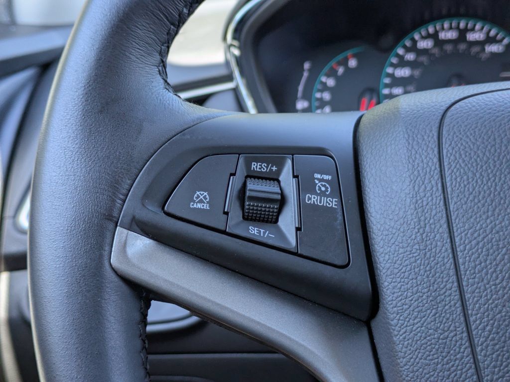 Used 2022 Chevrolet Trax LT w/ LT Convenience Package AWD/4WD image 25