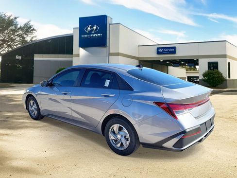 Used 2025 Hyundai Elantra SE image 3