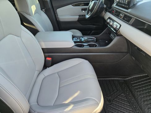 Certified 2025 Honda Pilot Touring image 10