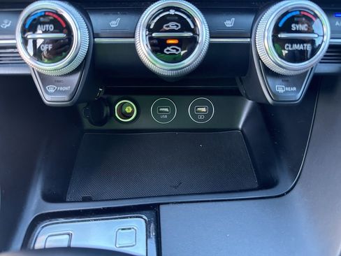 Used 2023 Genesis G70 2.0T image 18