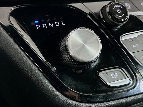 Used 2021 Chrysler Pacifica Touring-L w/ Uconnect Theater Family Group AWD/4WD image 17