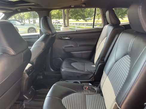 Used 2023 Toyota Highlander XSE AWD/4WD image 14