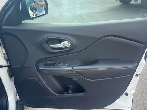 Used 2015 Jeep Cherokee Limited w/ Luxury Group AWD/4WD image 16