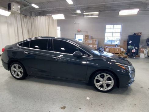 Used 2017 Chevrolet Cruze Premier w/ Enhanced Convenience Package FWD image 2