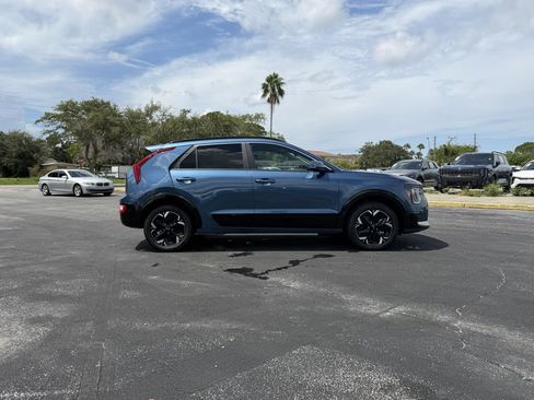New 2026 Kia Niro Wind FWD image 3