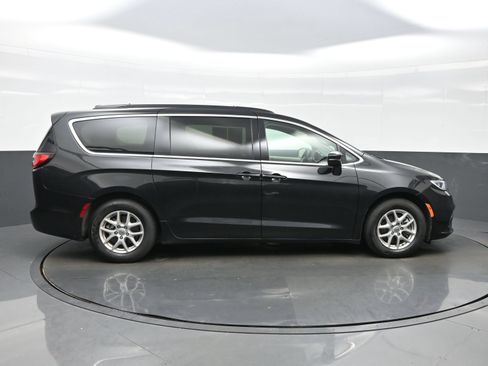 Used 2022 Chrysler Pacifica Touring-L FWD image 7