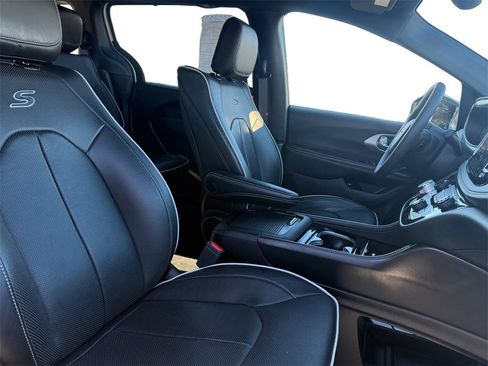 Used 2023 Chrysler Pacifica Limited w/ Uconnect Theater Family Group image 15