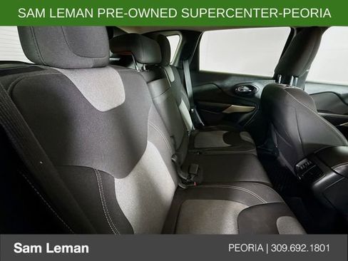 Used 2018 Jeep Cherokee Latitude w/ Cold Weather Group image 24