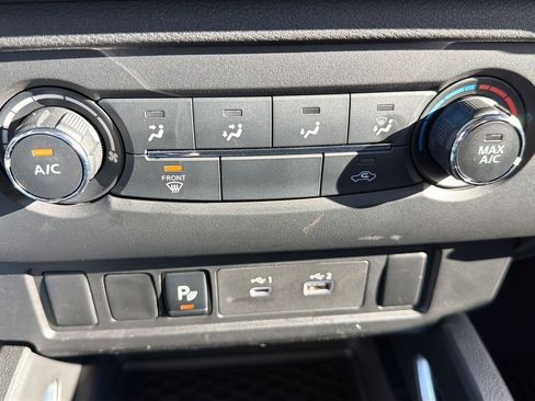 Used 2025 Nissan Frontier SV image 9