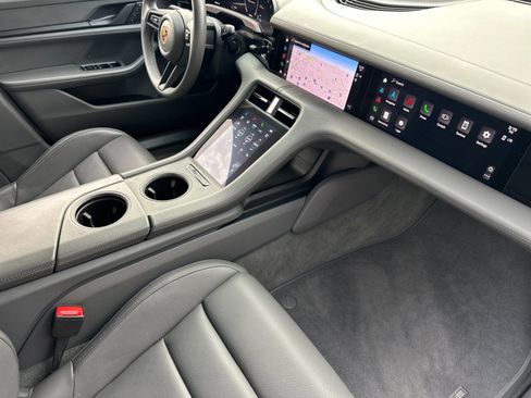 Used 2022 Porsche Taycan image 15