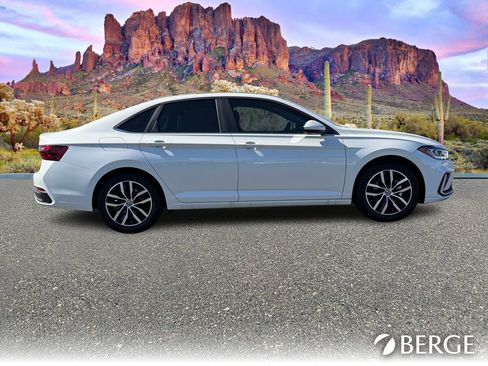 Used 2026 Volkswagen Jetta SE FWD image 9