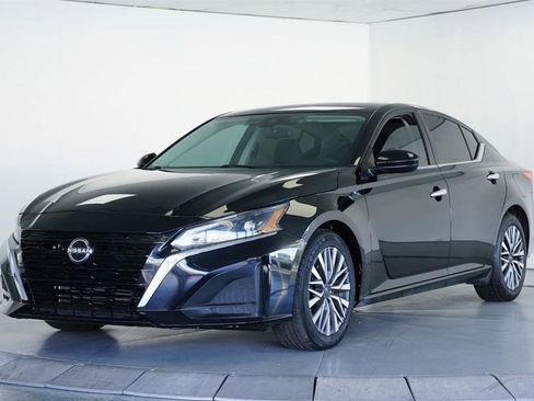 Used 2023 Nissan Altima 2.5 SV FWD image 3