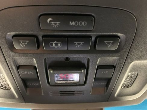 Used 2019 Toyota Avalon Limited image 23