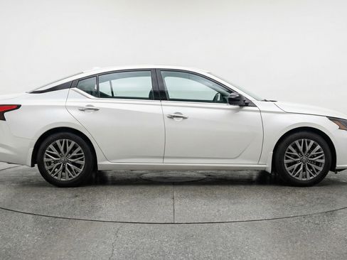 Used 2025 Nissan Altima 2.5 SV FWD image 11