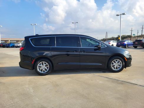 Used 2024 Chrysler Pacifica Touring-L image 6