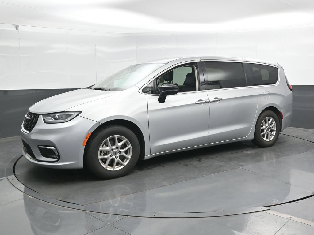 Used 2024 Chrysler Pacifica Touring-L FWD image 7
