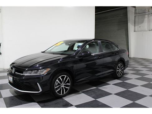 Used 2025 Volkswagen Jetta SE image 7